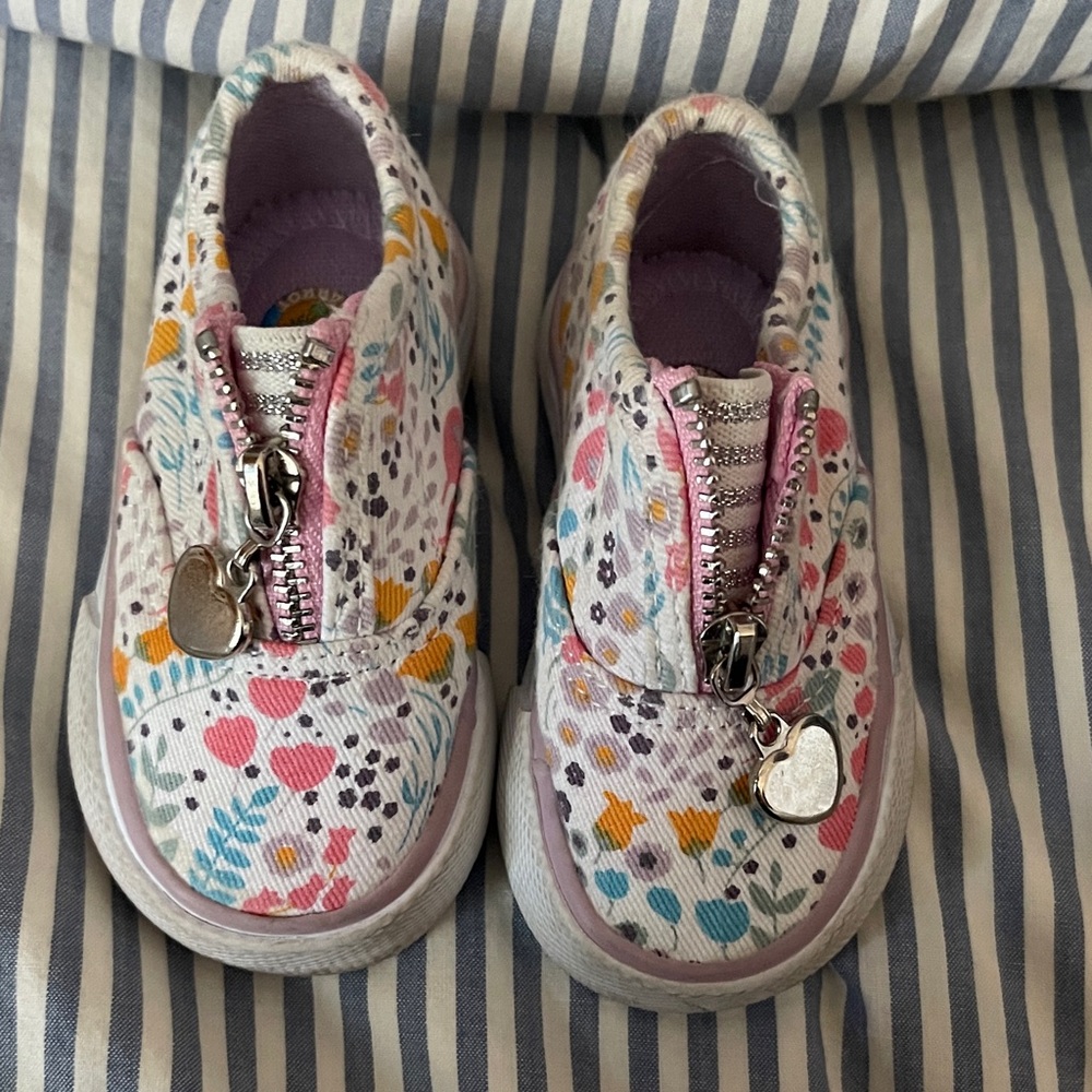 Pill parrot Colorful floral Kids Shoes with Heart Charm